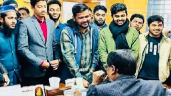 বরিশাল শিক্ষা বোর্ডে যোগদানে ছাত্র সমন্বয়কদের বাধা,সচিব ফাতেমার বিষয় সিদ্ধান্ত মন্ত্রণালয়ের বিবেচনায় রয়েছে