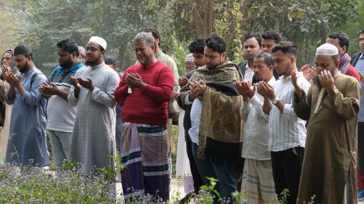 রায়েরবাজারে জুলাই গণঅভ্যুত্থানে শহিদদের কবর জিয়ারত করলেন উপদেষ্টা নাহিদ ইসলাম