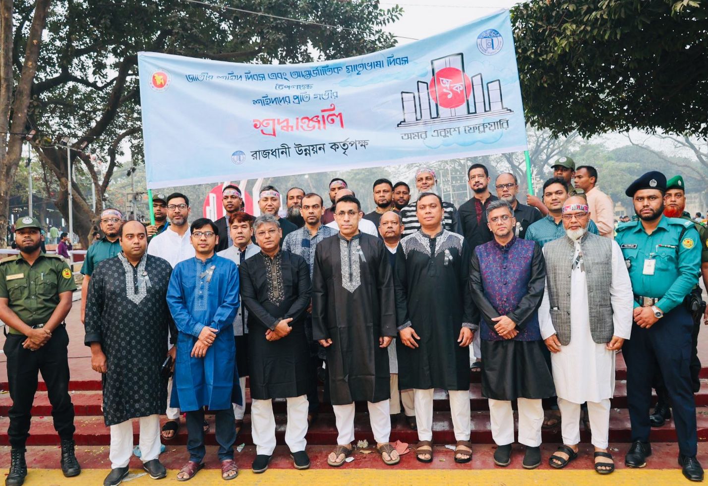কেন্দ্রীয় শহীদ মিনারে শ্রদ্ধা নিবেদন করলেন রাজউক চেয়ারম্যান