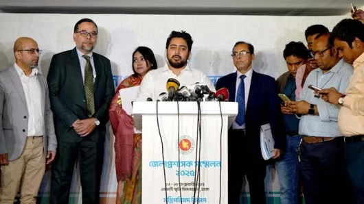 ডিজিটাল পদ্ধতিতে সেবা প্রদানে জেলা প্রশাসকদের কাজ করার আহ্বান জানিয়েছেন তথ্য ও সম্প্রচার উপদেষ্টা