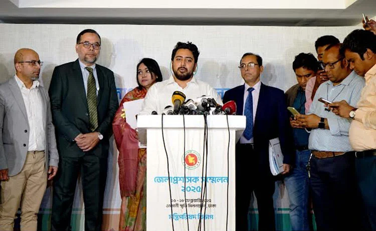 ডিজিটাল পদ্ধতিতে সেবা প্রদানে জেলা প্রশাসকদের কাজ করার আহ্বান জানিয়েছেন তথ্য ও সম্প্রচার উপদেষ্টা