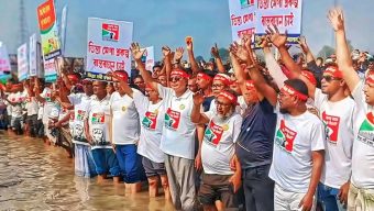 ভারতের পানি আগ্রাসনের বিরুদ্ধে তিস্তার হাঁটু পানিতে নেমে প্লেকার্ড প্রদর্শন