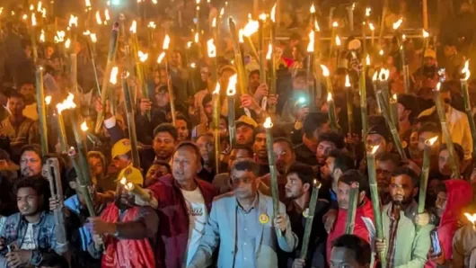 তিস্তাপাড়ে মশাল জ্বালিয়ে লাখো মানুষের প্রতিবাদ