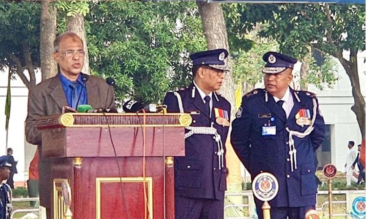 পুলিশ তল্পিবাহক হয়ে কাজ করবে না : স্বরাষ্ট্র উপদেষ্টা