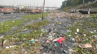 ঢাকার প্রাণ বুড়িগঙ্গা নদী এখন এক নর্দমা
