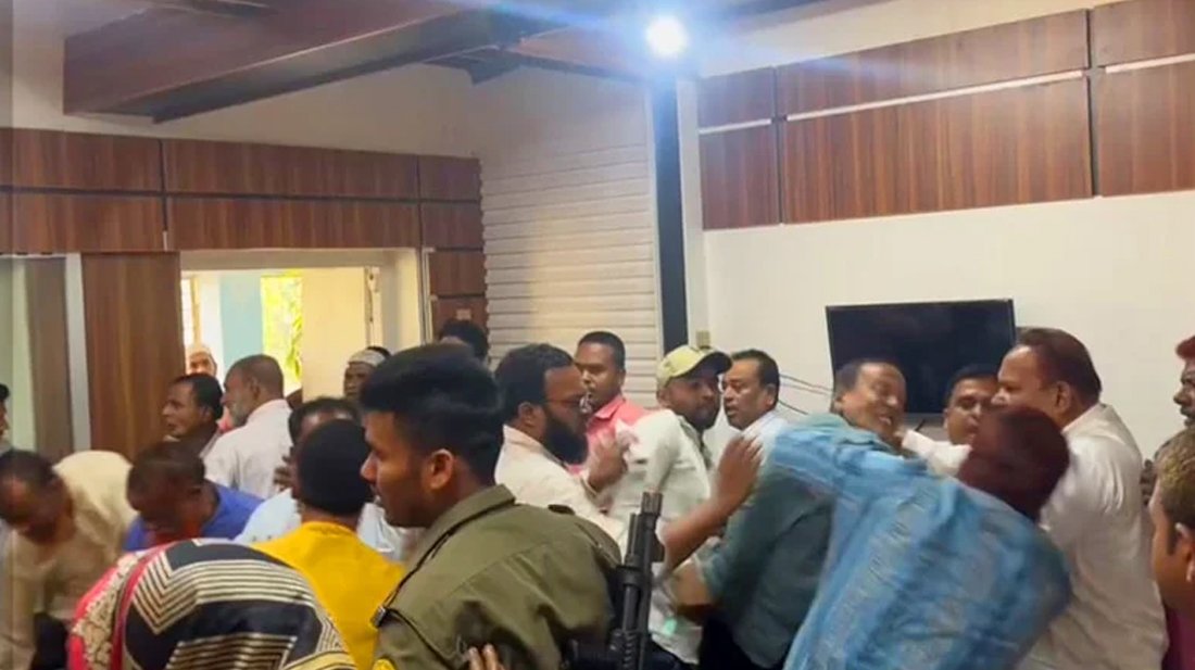 ইউএনওর সামনেই জামায়াতের চার নেতাকে পেটালেন বিএনপি নেতারা