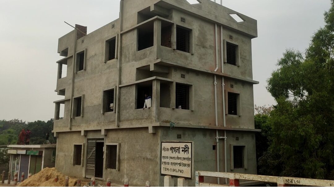 নবীনগরে ১৪ কোটি টাকা ব্যয়ে নির্মিত ব্রিজের অ্যাপ্রোচ ভেঙে ৫ তলা ভবন নির্মাণ, দেখার কেউ নেই