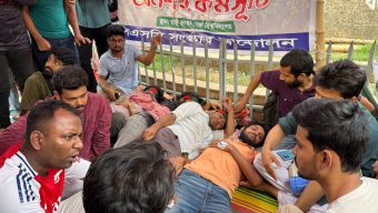 পিএসসি সংস্কারের দাবিতে রাজু ভাস্কর্যে অনশনরত শিক্ষার্থীদের সঙ্গে আলোচনায় বসেছেন উপদেষ্টা আসিফ মাহমুদ