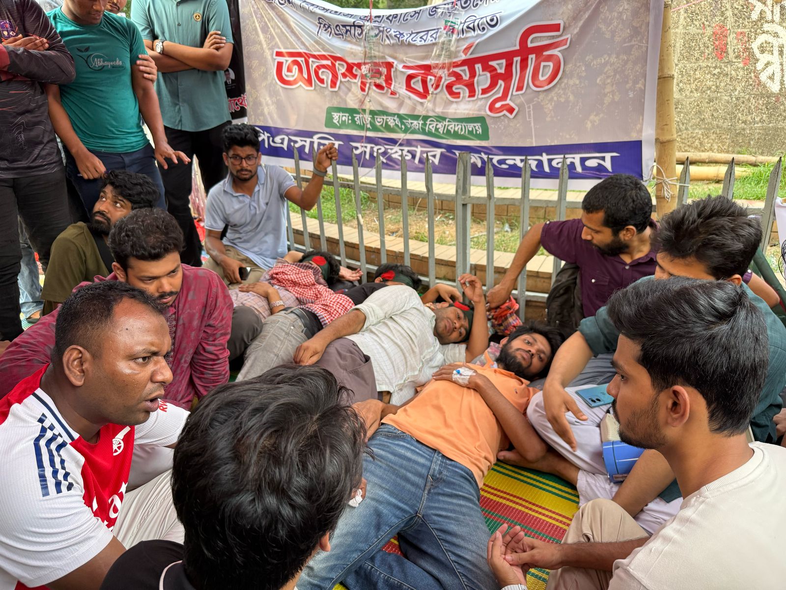 পিএসসি সংস্কারের দাবিতে রাজু ভাস্কর্যে অনশনরত শিক্ষার্থীদের সঙ্গে আলোচনায় বসেছেন উপদেষ্টা আসিফ মাহমুদ