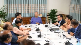 মার্কিন শুল্ক ইস্যু নিয়ে জরুরি বৈঠক করছেন প্রধান উপদেষ্টা