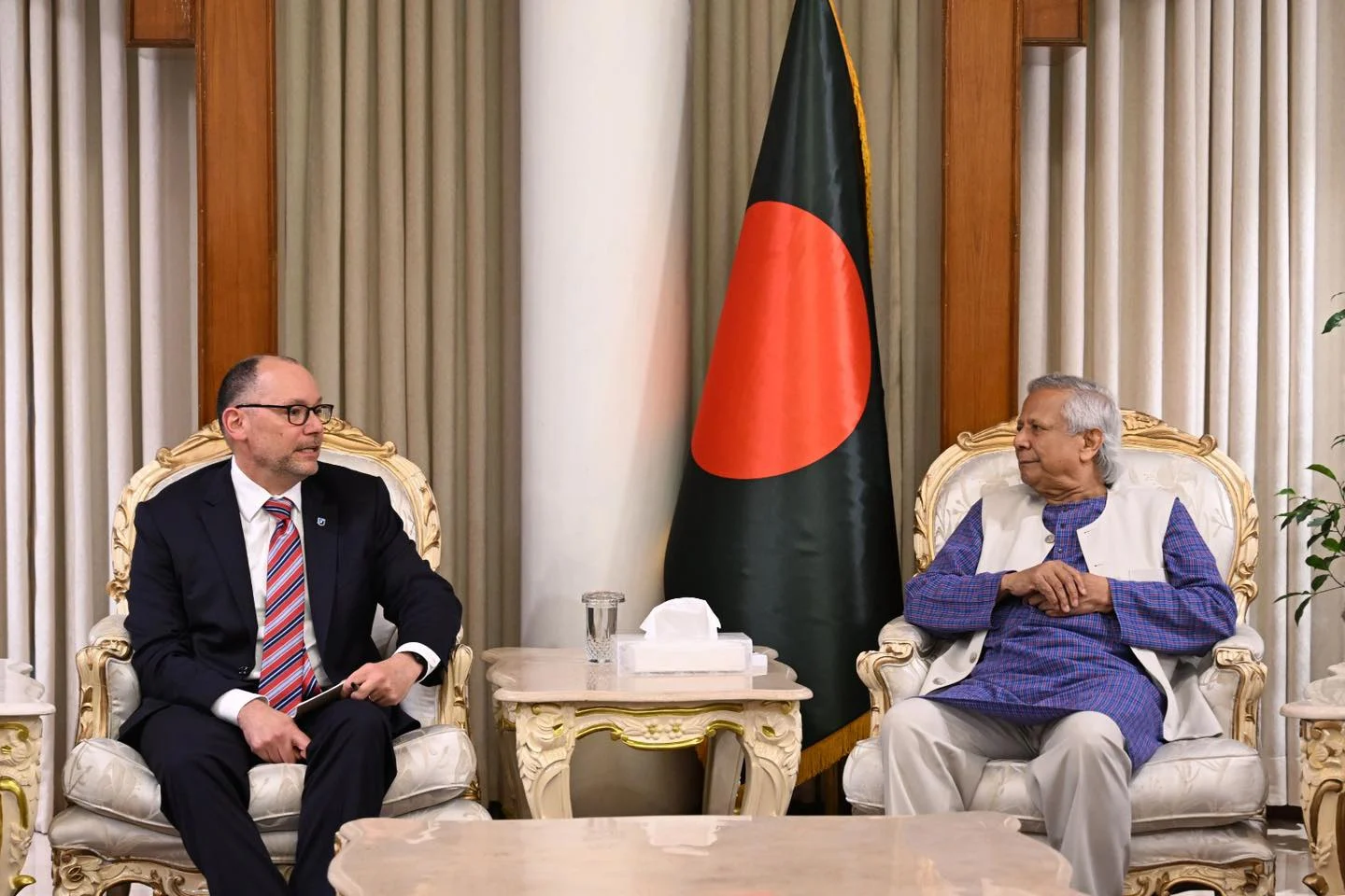 অধ্যাপক ইউনূসের সঙ্গে সাক্ষাৎ করেছেন এক্সিলারেট এনার্জির উপদেষ্টা পিটার হাস