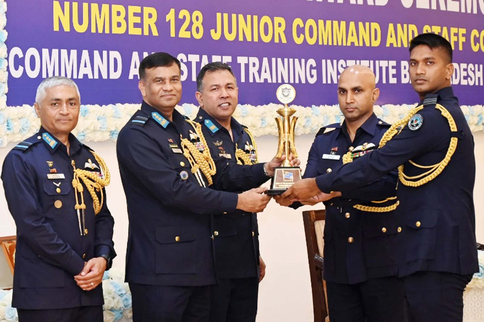 বিমান বাহিনীর ১২৮তম জুনিয়র কমান্ড ও স্টাফ কোর্সের সনদপত্র বিতরণ অনুষ্ঠান