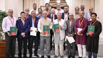 প্রধান উপদেষ্টার কাছে শ্রম সংস্কার কমিশনের প্রতিবেদন জমা