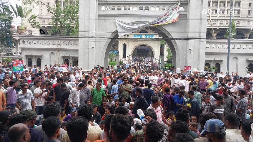 ইশরাকের সমর্থকদের বিক্ষোভে চতুর্থ দিনেও নগর ভবনের ফটক তালাবদ্ধ