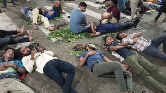 রাতভর কাকরাইলে অবস্থান, সকালেও রাজপথে জবি শিক্ষার্থীরা — তিন দফা দাবি আদায় না হওয়া পর্যন্ত আন্দোলন চালিয়ে যাওয়ার ঘোষণা