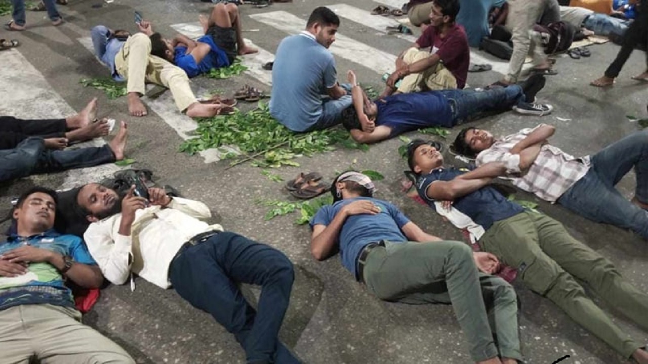 রাতভর কাকরাইলে অবস্থান, সকালেও রাজপথে জবি শিক্ষার্থীরা — তিন দফা দাবি আদায় না হওয়া পর্যন্ত আন্দোলন চালিয়ে যাওয়ার ঘোষণা