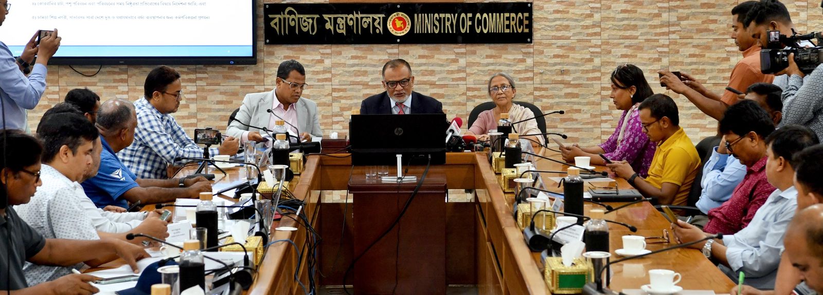 কোরবানির চামড়ার উপযুক্ত দাম নিশ্চিত করতে সংরক্ষণে সহায়তা দিবে সরকার : বাণিজ্য উপদেষ্টা