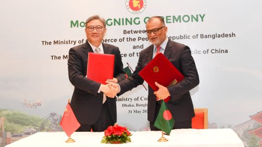 বাণিজ্য উপদেষ্টার সাথে চীনের বাণিজ্যমন্ত্রীর বৈঠক : দুই সমঝোতা স্মারক স্বাক্ষর