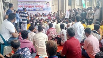 ইশরাককে মেয়র হিসেবে দায়িত্ব দেওয়ার দাবিতে টানা দ্বিতীয় দিনের মতো নগর ভবনের সামনে বিক্ষোভ