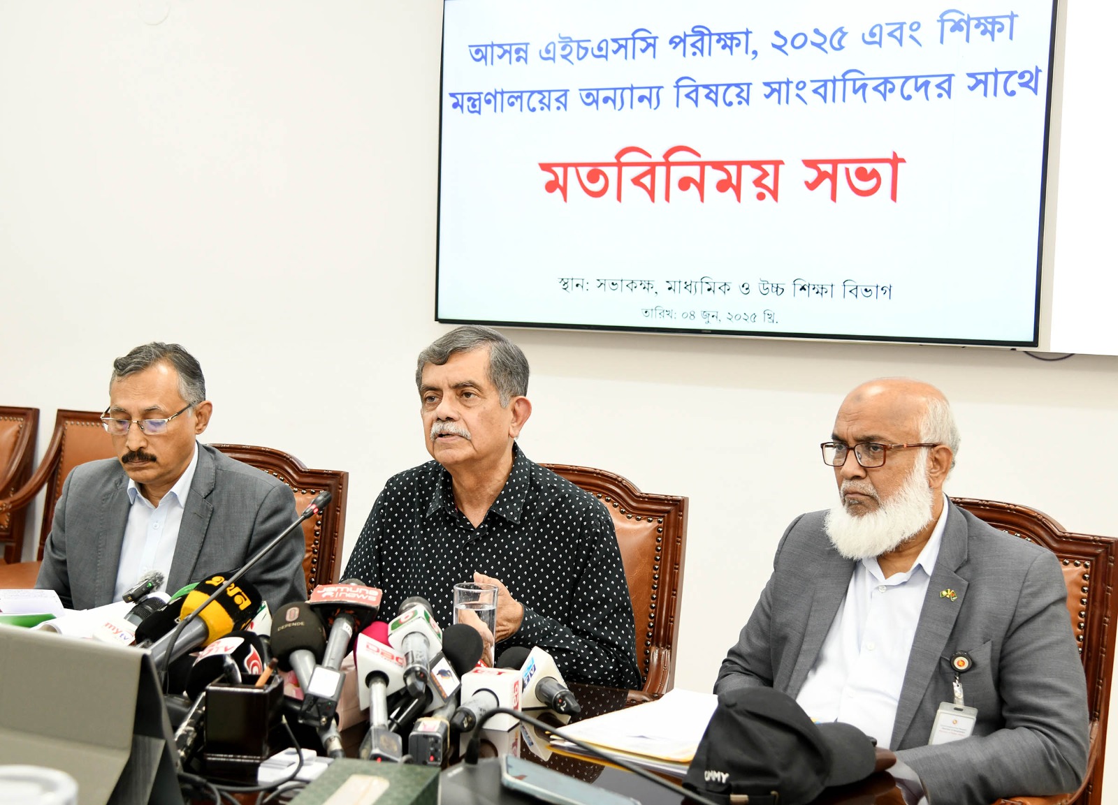 সামান্য ভুলসহও পাঠ্যবই কোমলমতি শিক্ষার্থীদের হাতে তুলে দিতে আমার মন সায় দিচ্ছে না- শিক্ষা উপদেষ্টা
