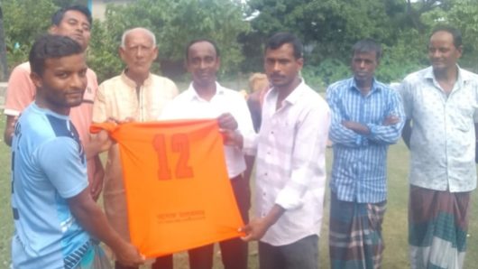 দিরাইয়ের হাছিমপুর সরকারী প্রাথমিক বিদ্যালয় মাঠে খেলোয়ারের মাঝে জার্সি বিতরণ করেন সম্ভাব্য ধানের শীষের প্রার্থী অশোক তালুকদার
