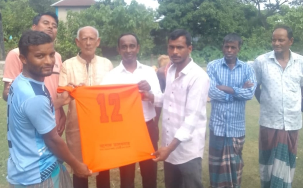 দিরাইয়ের হাছিমপুর সরকারী প্রাথমিক বিদ্যালয় মাঠে খেলোয়ারের মাঝে জার্সি বিতরণ করেন সম্ভাব্য ধানের শীষের প্রার্থী অশোক তালুকদার