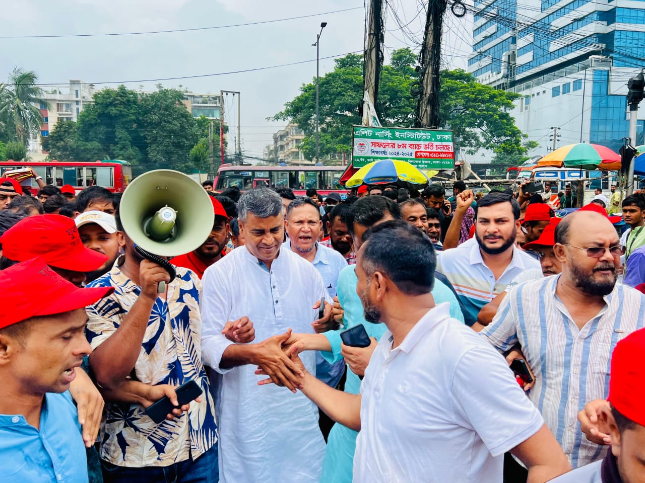 রাষ্ট্র কাঠামো সংস্কারের ৩১ দফার লিফলেট বিতরণ করেছে এস এম জাহাঙ্গীর