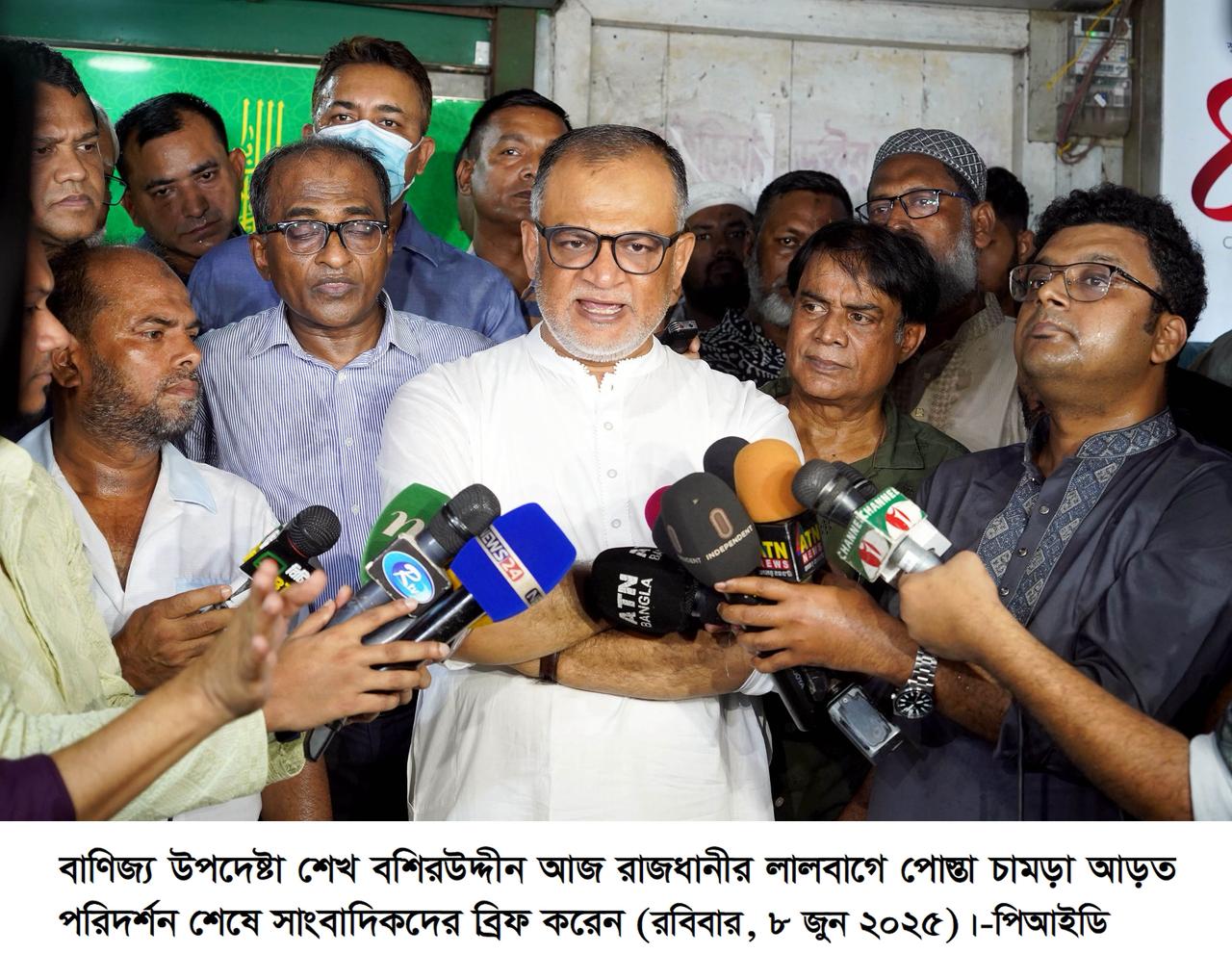 সরকারের বেঁধে দেওয়া দামেই বিক্রি হচ্ছে কোরবানির পশুর চামড়া : বাণিজ্য উপদেষ্টা