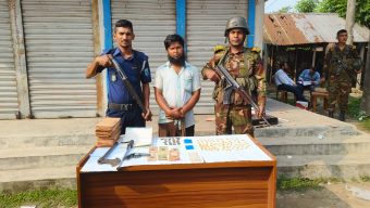 ঠাকুরগাঁওয়ে সেনাবাহিনীর অভিযানে ৪৭০ পিস ইয়াবা ও পিস্তল সহ যুবক আটক