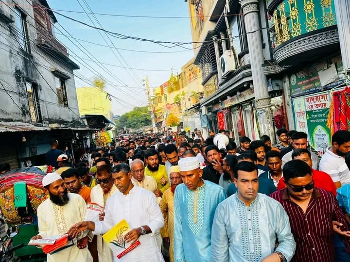তুরাগের ৫২ নম্বর ওয়ার্ডে বিএনপি”র লিফলেট বিতরণকালে