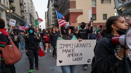 যুক্তরাষ্ট্রজুড়ে অভিবাসনবিরোধী ধরপাকড় ঘিরে ব্যাপক বিক্ষোভ, সহিংসতা ছড়িয়ে পড়ছে বিভিন্ন শহরে