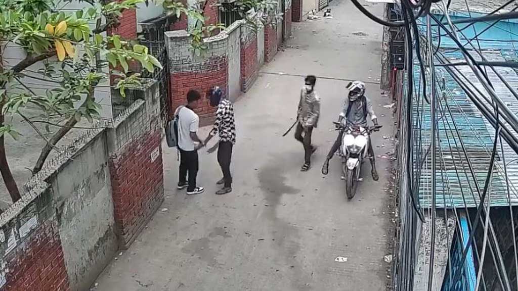 মগবাজারে অস্ত্রধারী ছিনতাইয়ের ভিডিও ভাইরাল, পুলিশ তদন্তে