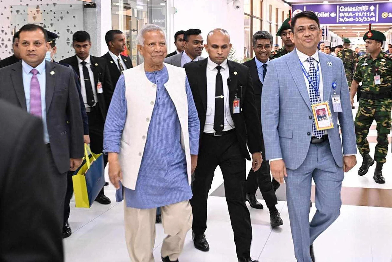 যুক্তরাজ্য সফর শেষে দেশে ফিরলেন প্রধান উপদেষ্টা ড. মুহাম্মদ ইউনূস