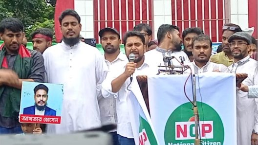 কিছু দল শুধু নির্বাচন চায়, সংস্কার নয়”: পিরোজপুরে ঝড়-বৃষ্টিতে দাঁড়িয়ে বললেন নাহিদ ইসলাম