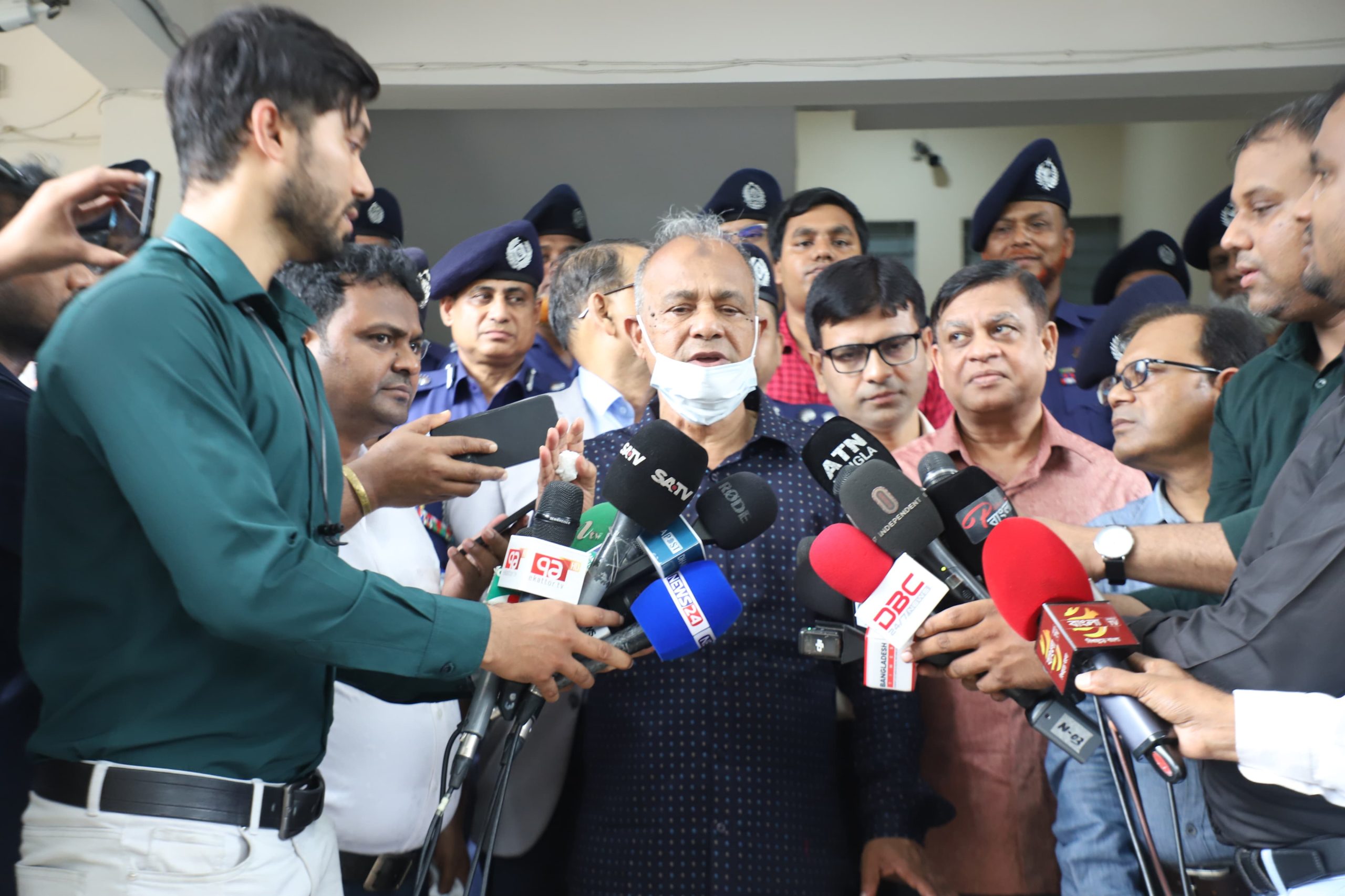 মিটফোর্ডের ঘটনায় জড়িতদের সবাইকে আইনের আওতায় আনা হয়েছে: স্বরাষ্ট্র উপদেষ্টা