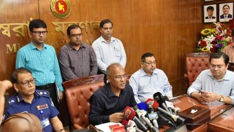 সারাদেশে খুব শিগগিরই চিরুনি অভিযান: চিহ্নিত অপরাধী ও সন্ত্রাসীদের ধরতে প্রস্তুত সরকার – স্বরাষ্ট্র উপদেষ্টা