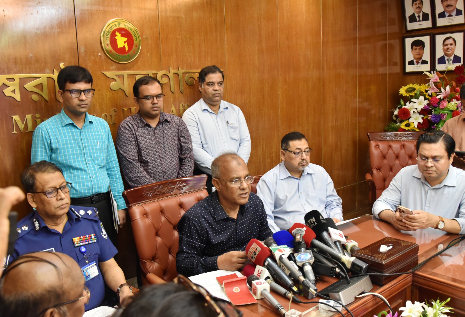 সারাদেশে খুব শিগগিরই চিরুনি অভিযান: চিহ্নিত অপরাধী ও সন্ত্রাসীদের ধরতে প্রস্তুত সরকার – স্বরাষ্ট্র উপদেষ্টা