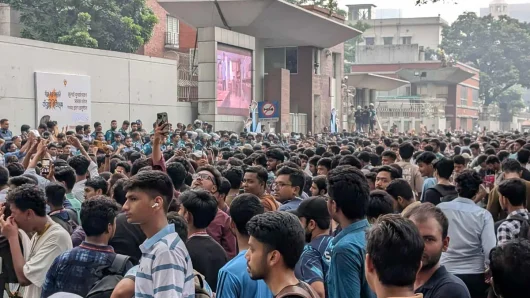 দুই উপদেষ্টার পদত্যাগ দাবিতে সচিবালয় ঘেরাও, বিক্ষোভে উত্তাল শিক্ষার্থীরা