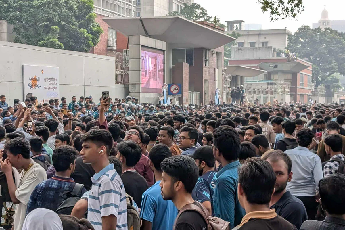 দুই উপদেষ্টার পদত্যাগ দাবিতে সচিবালয় ঘেরাও, বিক্ষোভে উত্তাল শিক্ষার্থীরা