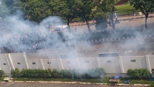 সচিবালয়ের সামনে উত্তেজনা: শিক্ষার্থীদের সঙ্গে সংঘর্ষ, সাউন্ড গ্রেনেড ও কাঁদানে গ্যাস নিক্ষেপ