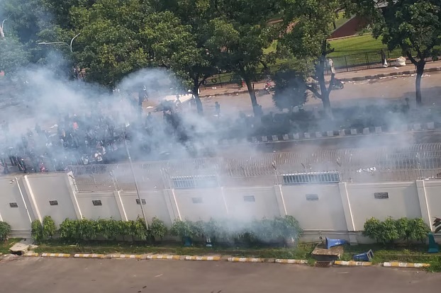 সচিবালয়ের সামনে উত্তেজনা: শিক্ষার্থীদের সঙ্গে সংঘর্ষ, সাউন্ড গ্রেনেড ও কাঁদানে গ্যাস নিক্ষেপ