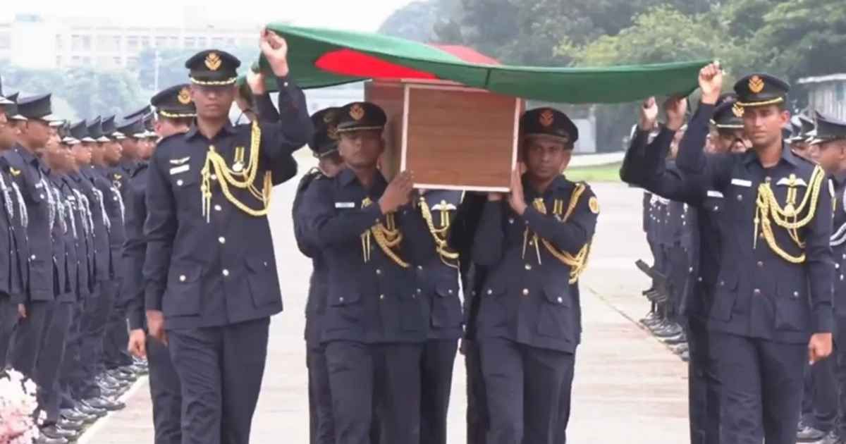 বীর বিদায় পাইলট তৌকিরকে, কুর্মিটোলায় সামরিক মর্যাদায় জানাজা