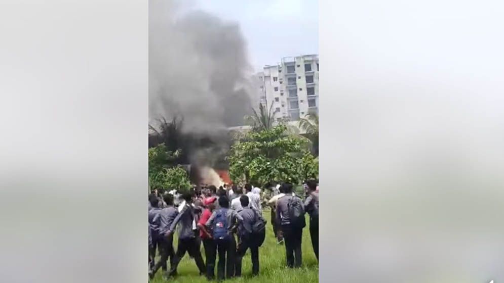 উত্তরায় প্রশিক্ষণ বিমান বিধ্বস্ত