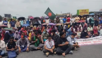 সড়কে রবীন্দ্র বিশ্ববিদ্যালয়ের শিক্ষার্থীরা