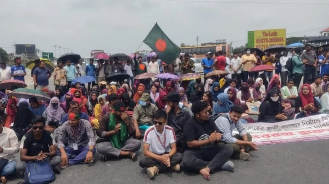 সড়কে রবীন্দ্র বিশ্ববিদ্যালয়ের শিক্ষার্থীরা