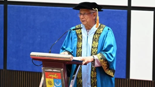 ড. ইউনূসকে সম্মানসূচক ডক্টরেট ডিগ্রি দিলো ইউকেএম