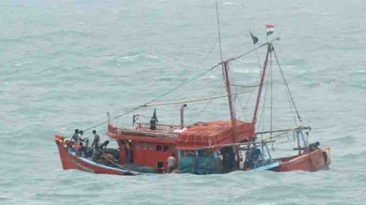 বঙ্গোপসাগরে বিপুল মাছ-ট্রলারসহ ১৪ ভারতীয় জেলে আটক