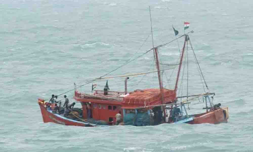 বঙ্গোপসাগরে বিপুল মাছ-ট্রলারসহ ১৪ ভারতীয় জেলে আটক