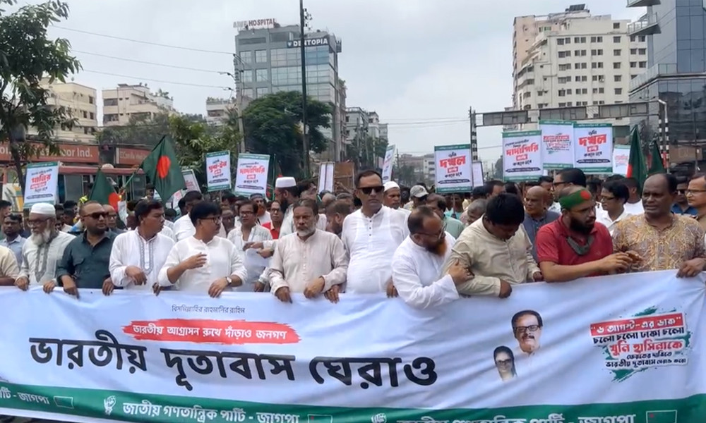 বিচারের উদ্দেশ্যে শেখ হাসিনাকে ফেরতের দাবিতে বাড্ডায় সড়ক অবরোধ