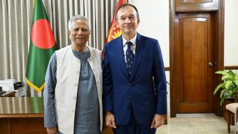 জুলাই গণঅভ্যুত্থান নিয়ে নিজের গাওয়া গানের কপি প্রধান উপদেষ্টাকে দিলেন ডাচ রাষ্ট্রদূত